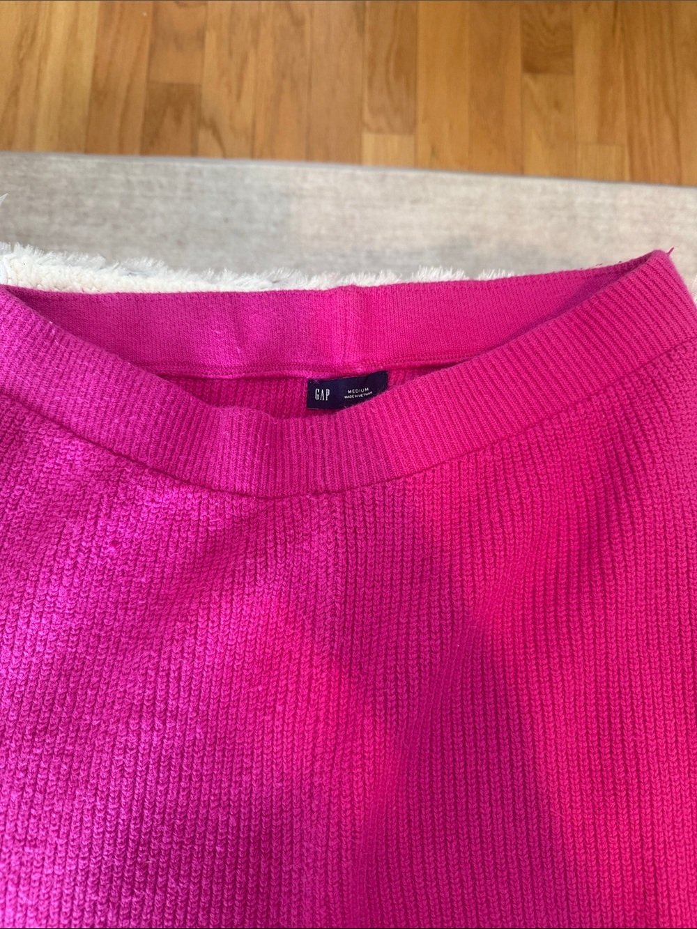 GAP women’s fuchsia sweater pants
